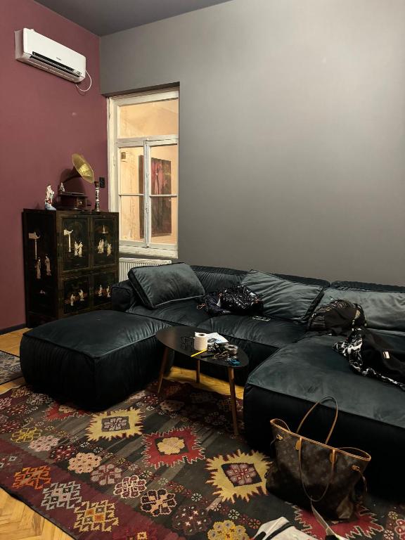 Ruang duduk di Freedom Square Flat