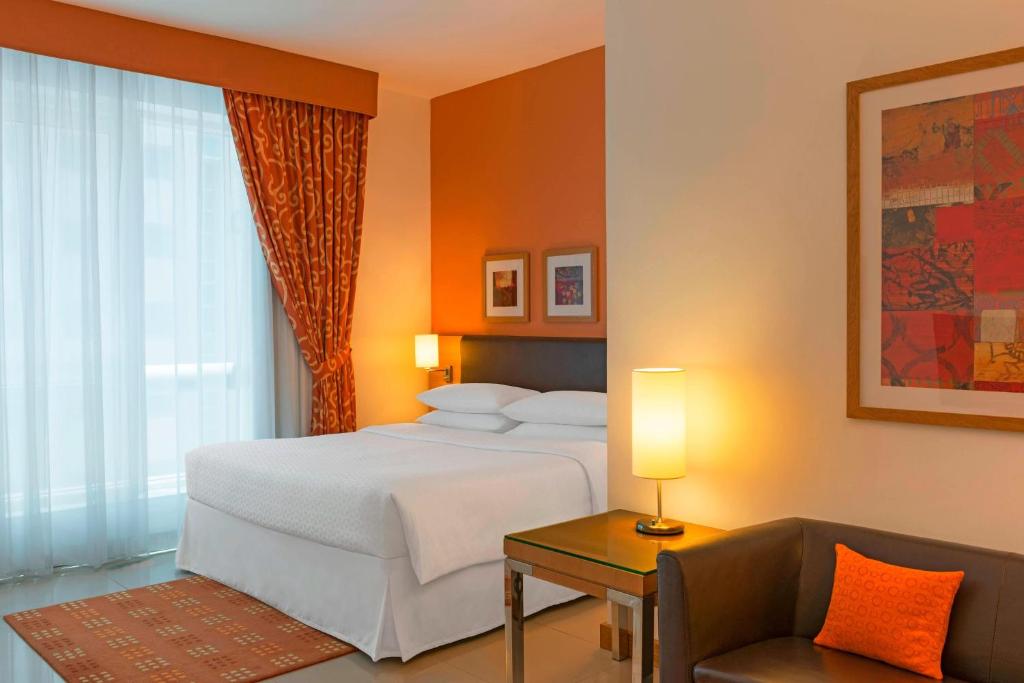 Postel nebo postele na pokoji v ubytování Four Points by Sheraton Bur Dubai