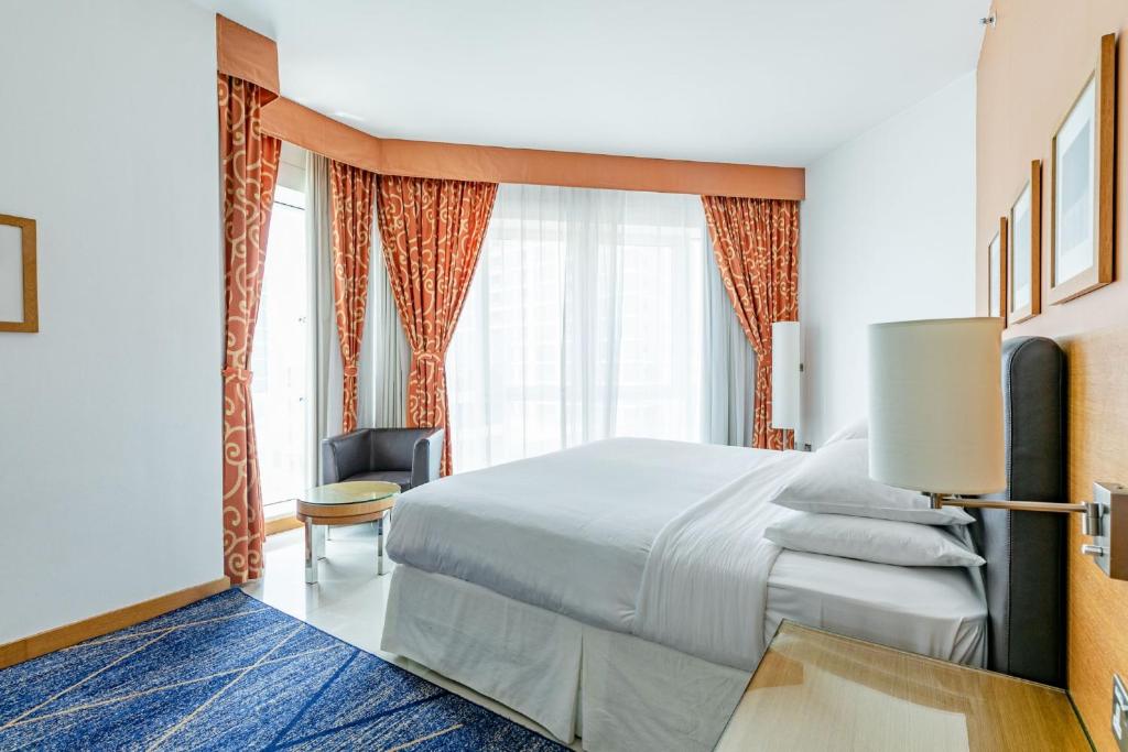Postel nebo postele na pokoji v ubytování Four Points by Sheraton Bur Dubai