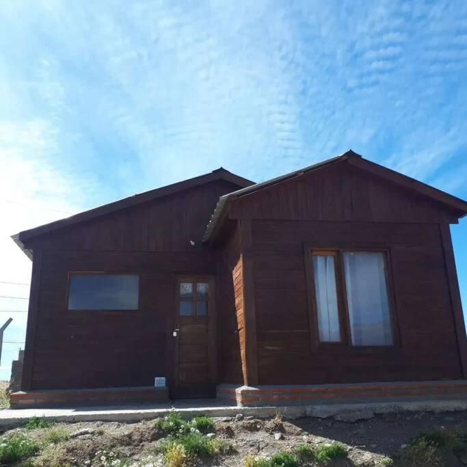 a small wooden house with a sky at Lugar tranquilo para descansar in El Calafate