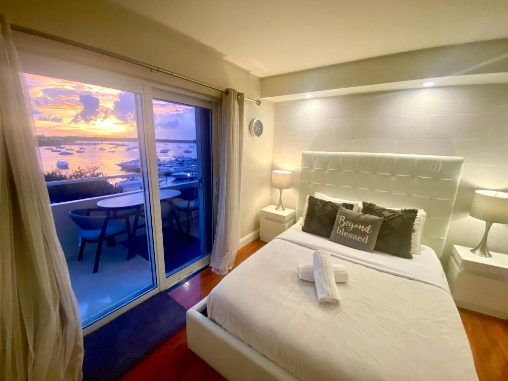 Modern waterfront apartment with Miami Skyline view, free parking 5 mins drive to Miami Beach - Apartamento De Una Habitación