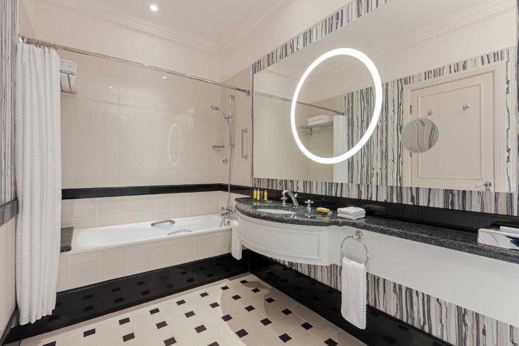 Koupelna v ubytování Tbilisi Marriott Hotel