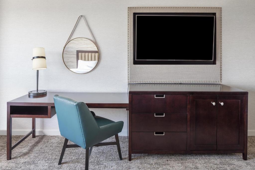 The Westin Baltimore Washington Airport - BWI - Club Level Guest Room With Two Queen Beds
