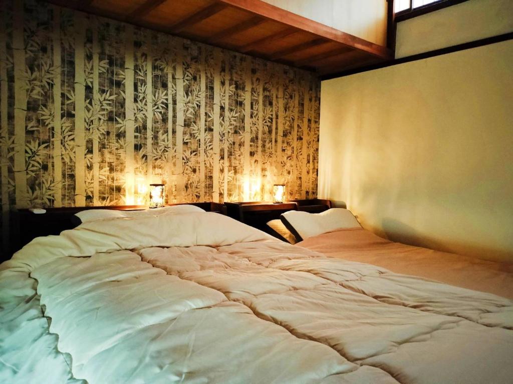 Postel nebo postele na pokoji v ubytování 古民家おばあちゃん家Grandma's HouseYugawaraHakoneAtami