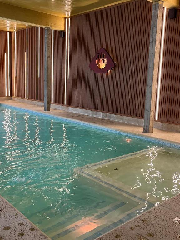 Bazén v ubytování Hotel Genoves nebo v jeho okolí