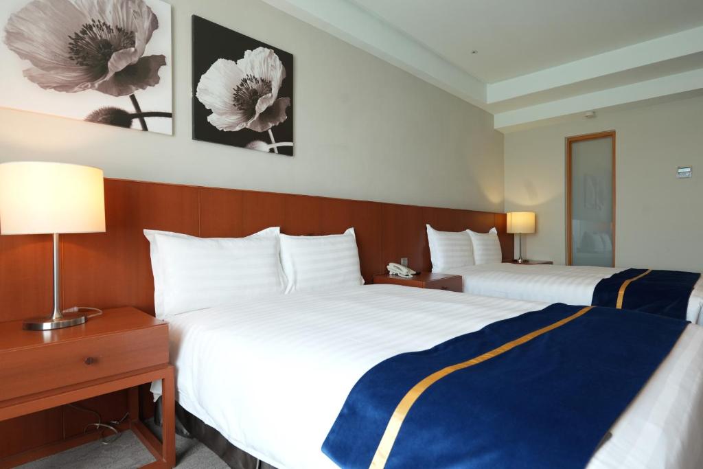Postel nebo postele na pokoji v ubytování HiYesHotel勤天商旅-花蓮館
