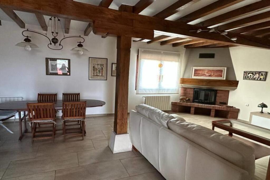 Fotografia z galérie ubytovania Casa con jacuzzi v destinácii Mompía