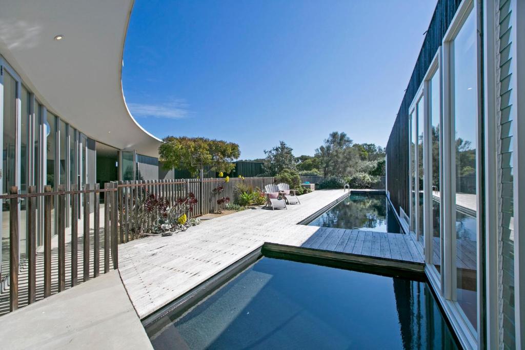 - Vistas al exterior de una casa con piscina en Oceania Retreat - Private beach access pool OFP, en Rye
