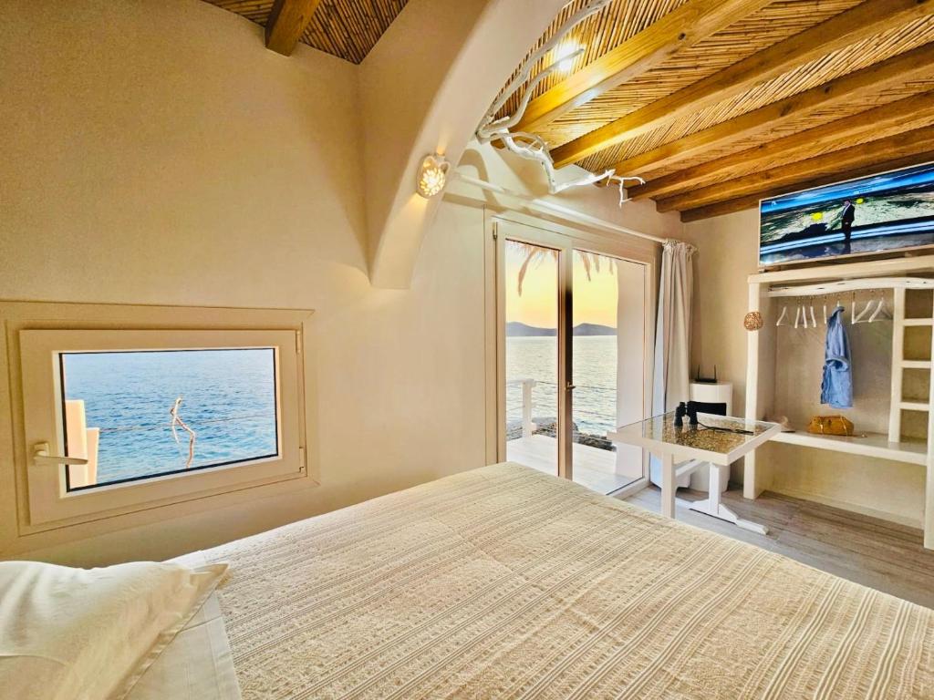 Postel nebo postele na pokoji v ubytování Milos island-Cavo paradiso ocean house