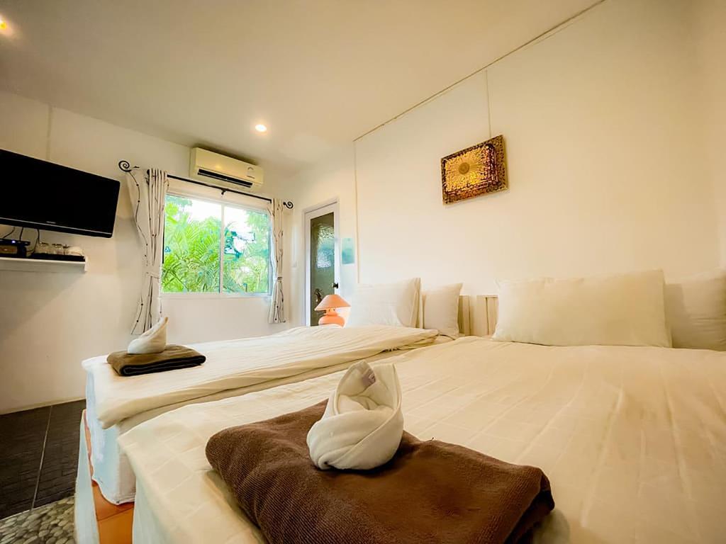 Postel nebo postele na pokoji v ubytování The Light House Resort - Kohlarn เดอะไลท์เฮ้าส์รีสอร์ท เกาะล้าน
