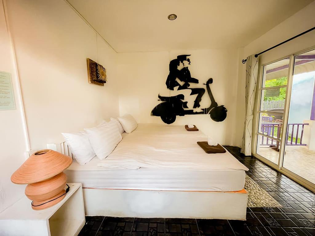 Postel nebo postele na pokoji v ubytování The Light House Resort - Kohlarn เดอะไลท์เฮ้าส์รีสอร์ท เกาะล้าน