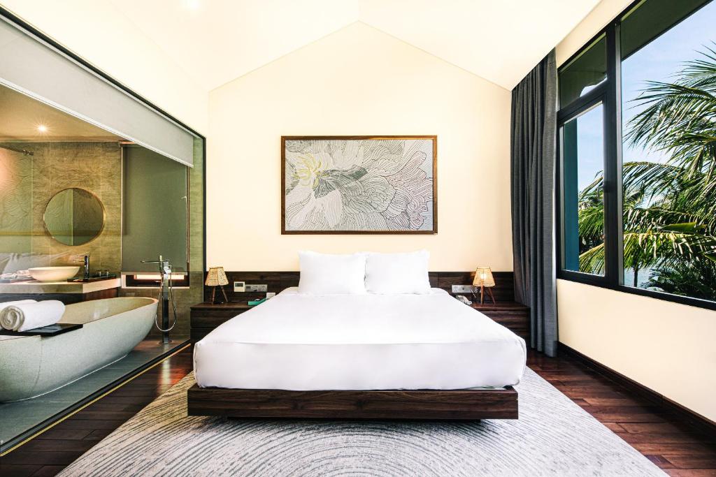 Postel nebo postele na pokoji v ubytování Hoi An Memories Resort & Spa