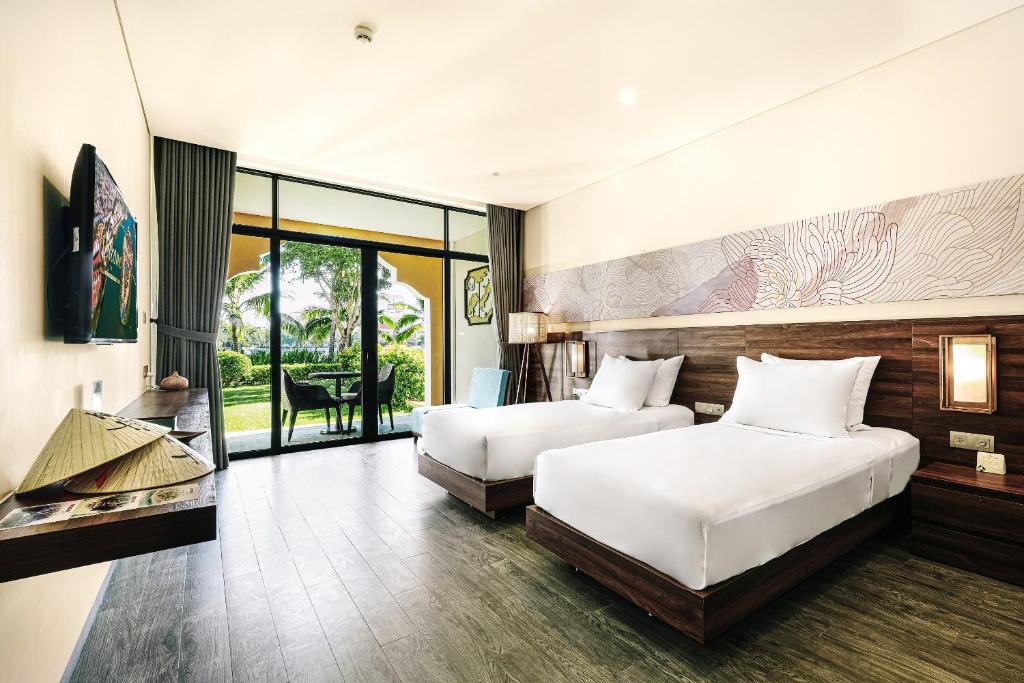 Postel nebo postele na pokoji v ubytování Hoi An Memories Resort & Spa