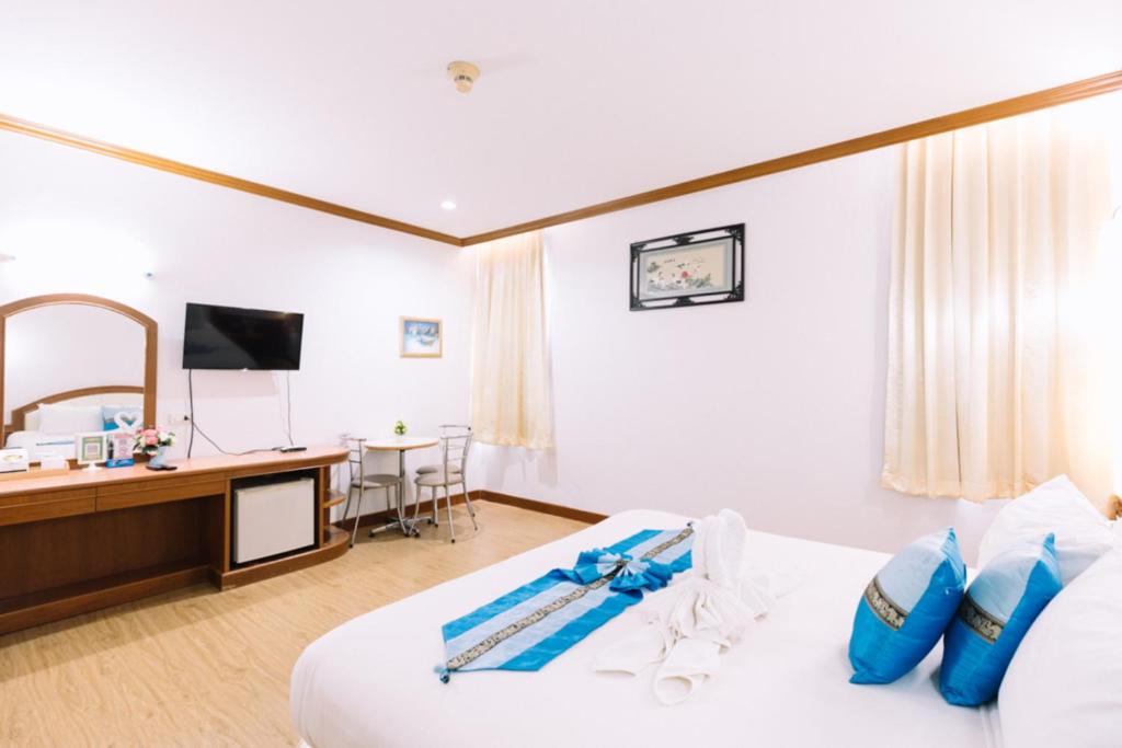 Chumphon Gardens Hotel - Suite Met één Slaapkamer Met Uitzicht Op De Stad