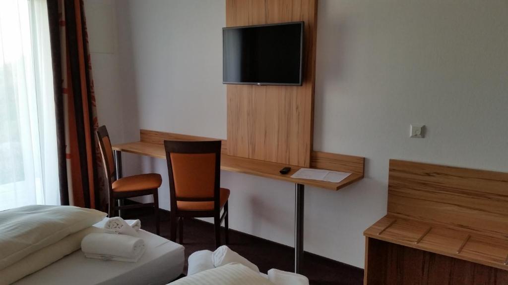 TV a/nebo společenská místnost v ubytování Schäfer Boardinghouse