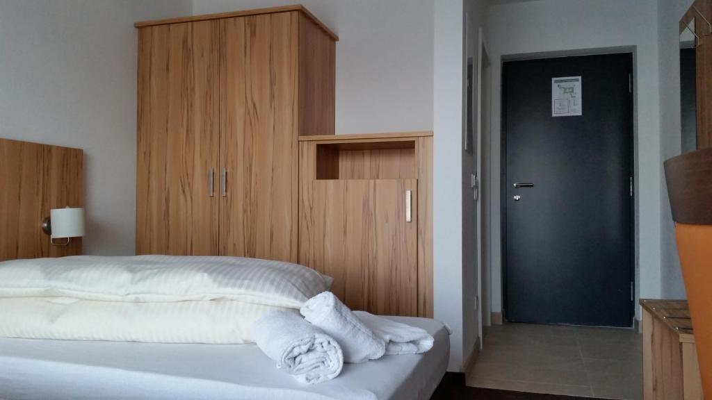 Postel nebo postele na pokoji v ubytování Schäfer Boardinghouse