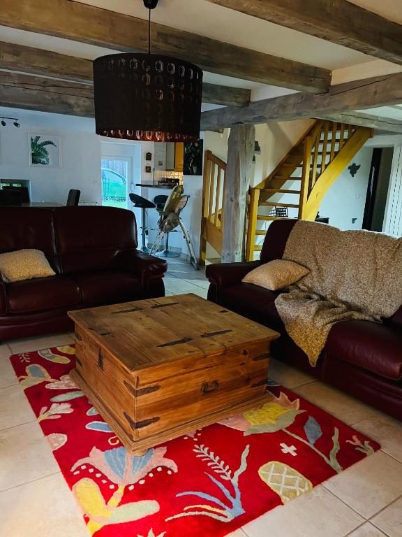 un salon avec un canapé et une table basse dans l'établissement La casa di Alba-Salomé, à Métairies-Saint-Quirin