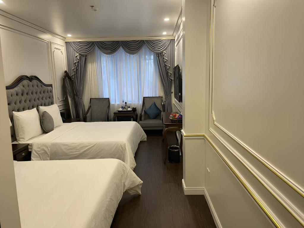 Postel nebo postele na pokoji v ubytování Royal Dương Nội Hotel