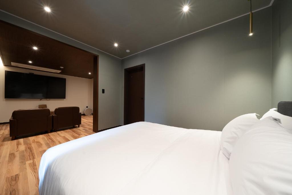 Postel nebo postele na pokoji v ubytování Gapyeong hotel GRAZIE