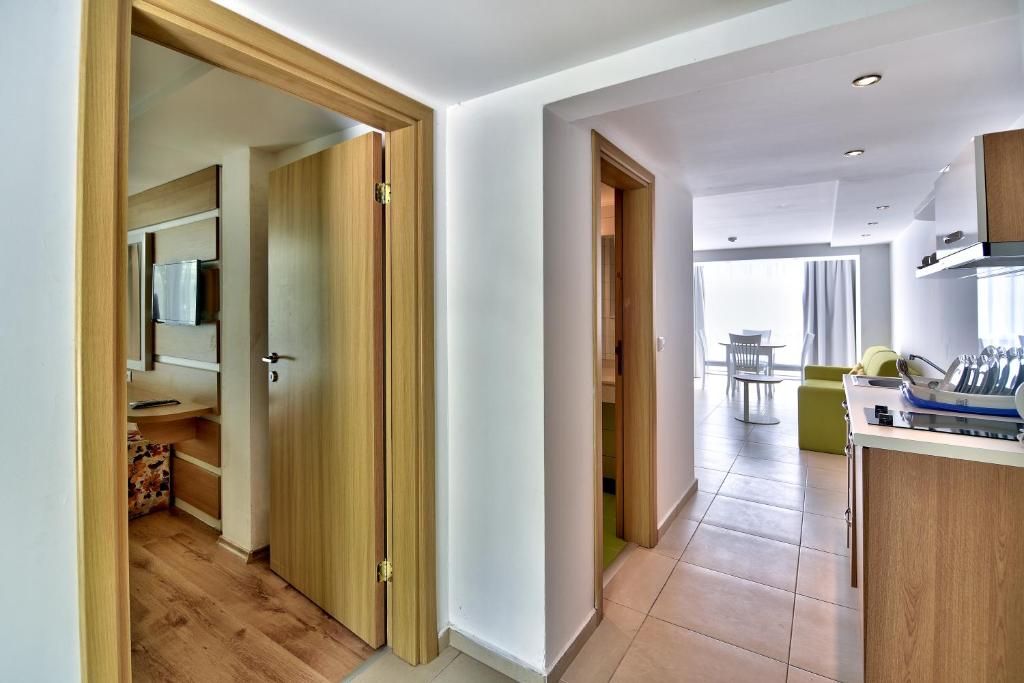 Beachfront · Private Beach Hotel Forest Beach - Appartamento Con Una Camera Da Letto (4 Adulti + 1 Bambino) - Parcheggio A Pagamento