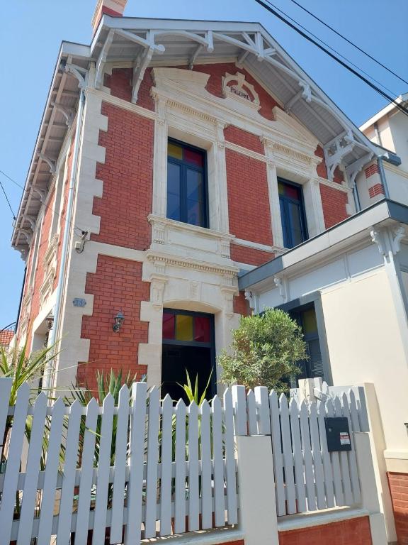 une clôture blanche devant une maison dans l'établissement Arcachonnaise - centre ville - 500m de la plage, à Arcachon