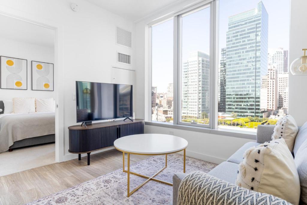 Μια τηλεόραση ή/και κέντρο ψυχαγωγίας στο Rincon Hill 1BR w WD Gym Pool nr Tech HQs SFO-780