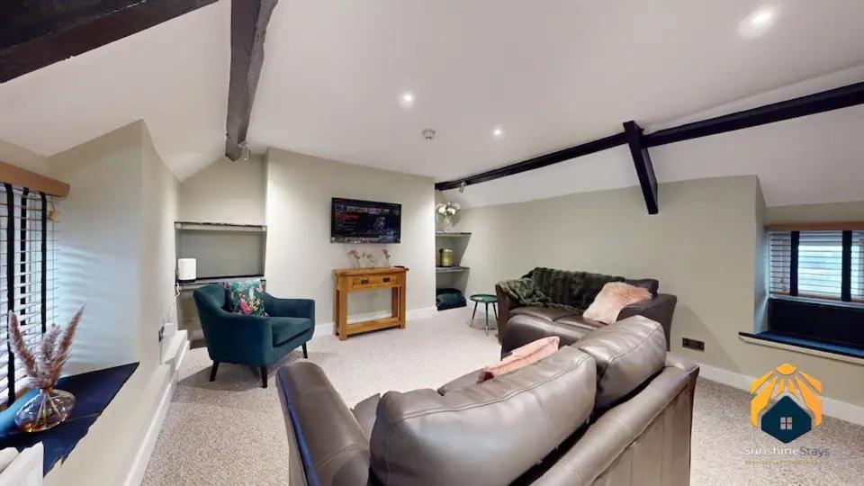 Posezení v ubytování 4 Bed Apartment- With Cosy Pub - Food/Drink 10%off
