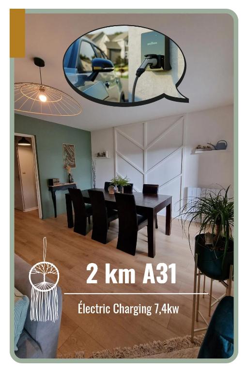 - un salon avec une table, des chaises et un miroir dans l'établissement Maison avec Borne de recharge N1, à Rolampont