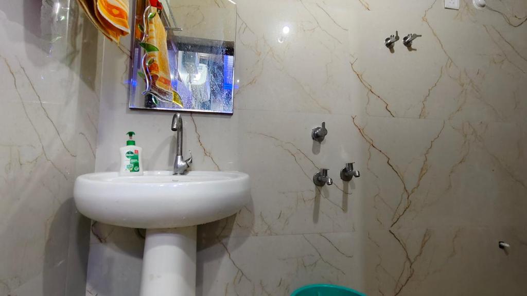 A bathroom at Hotel Raju Homestay Ayodhya 150 Meters from Shree Ram Janmbhoomi Temple 200 Meters from Ayodhya Dham Railway Station