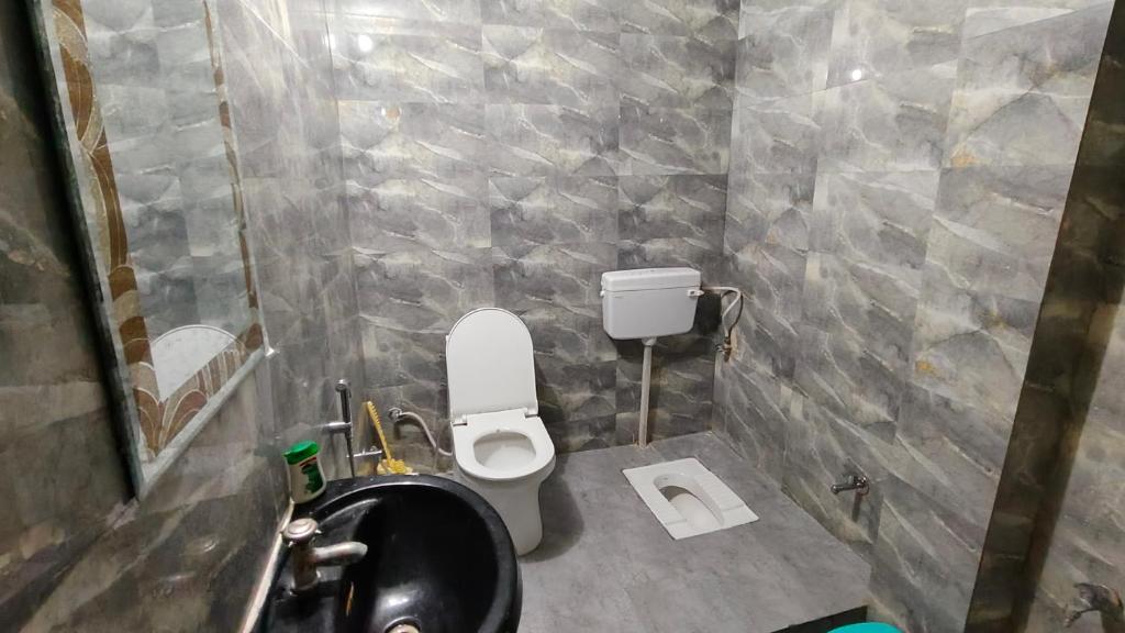 A bathroom at Hotel Raju Homestay Ayodhya 150 Meters from Shree Ram Janmbhoomi Temple 200 Meters from Ayodhya Dham Railway Station