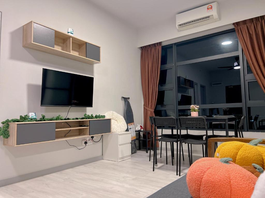 コタキナバルにあるJQ Jesselton Quay Little Angel Homestay New CitySeaview LV29 Netflix 6paxのリビングルーム(テレビ付)、ダイニングルーム