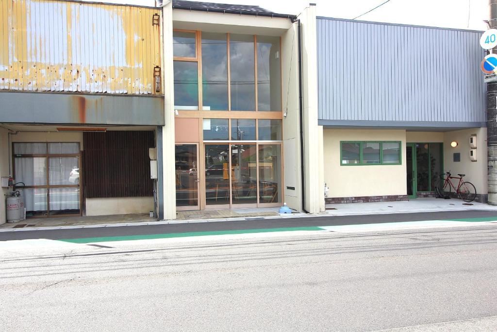 出雲市にあるろーじ出雲 一棟貸し2025の建物前空き道