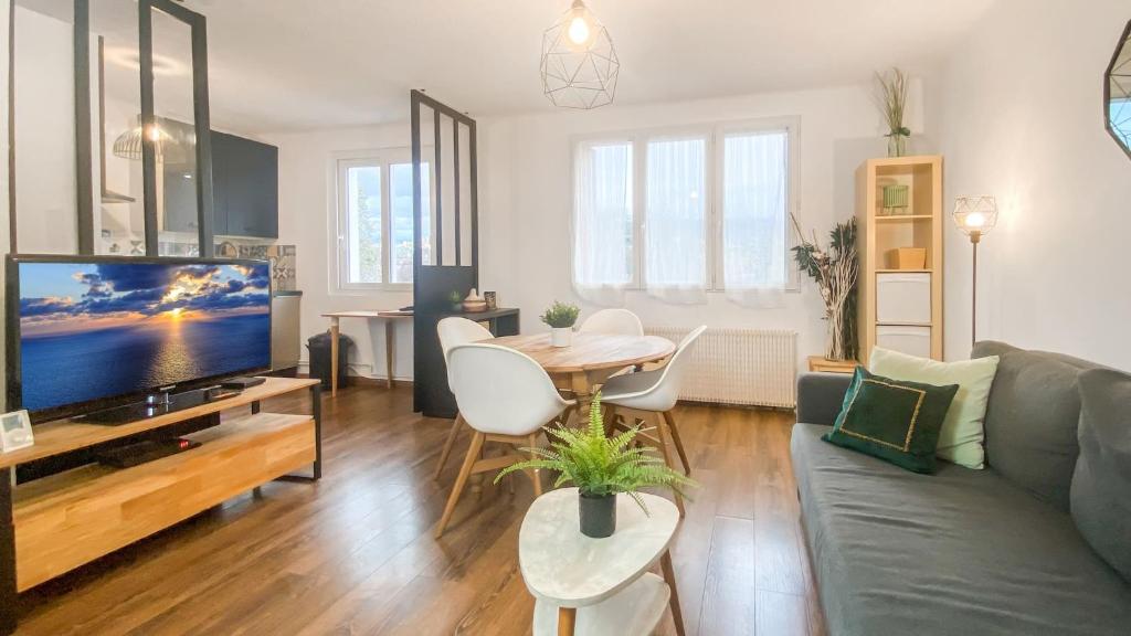 Televisyen dan/atau pusat hiburan di Homey Hanna - Parking, Centre-ville, Proche Genève