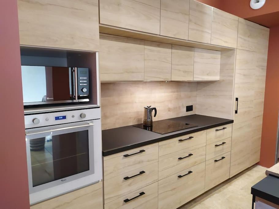 La cuisine est équipée d'un four micro-ondes et d'une cuisinière. dans l'établissement Maison de charme proche gare et centre ville, à Gaillac