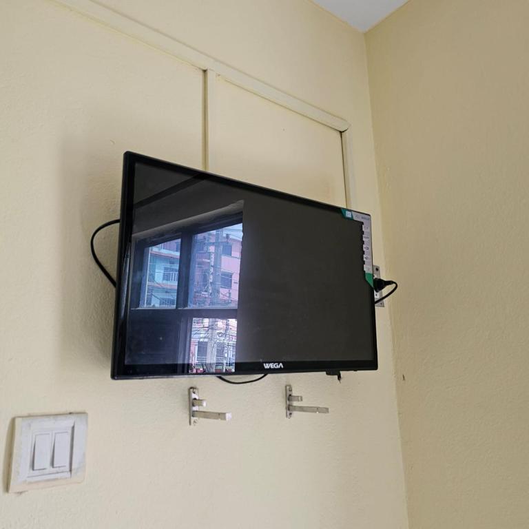 TV a/nebo společenská místnost v ubytování Mahendra Hotel
