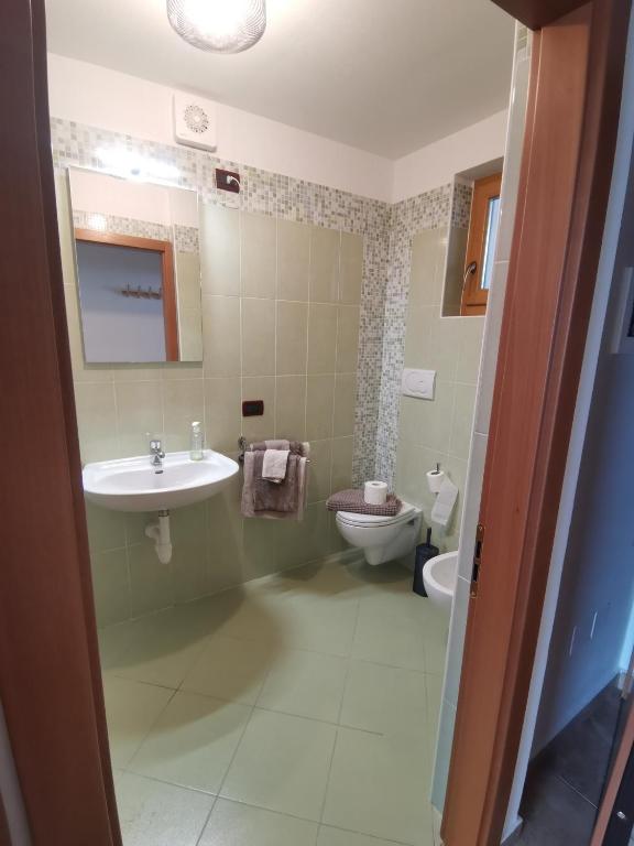 A bathroom at Monolocale nuovo sulla pista da sci in montagna