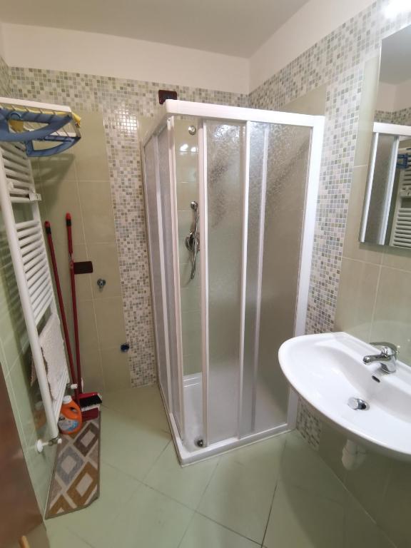 A bathroom at Monolocale nuovo sulla pista da sci in montagna