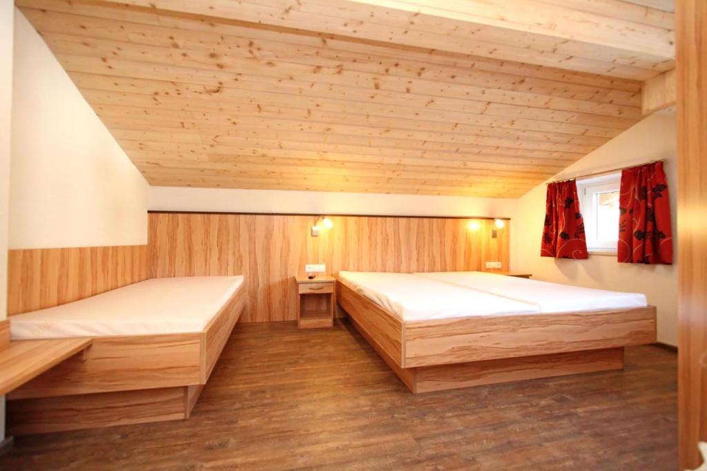 Postel nebo postele na pokoji v ubytování Ferienwohnung Königsleiten 2 - Top 1