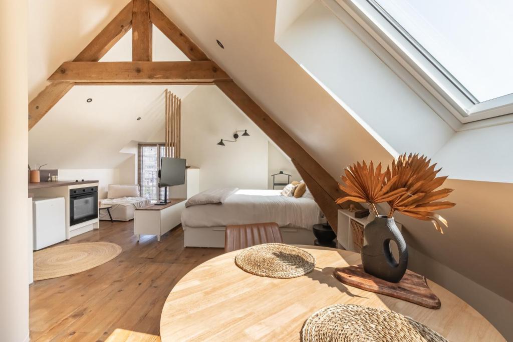 une chambre avec un lit et une table dans une pièce dans l'établissement Studio cosy sur la Cote d Opale proche de la mer, à Boulogne-sur-Mer