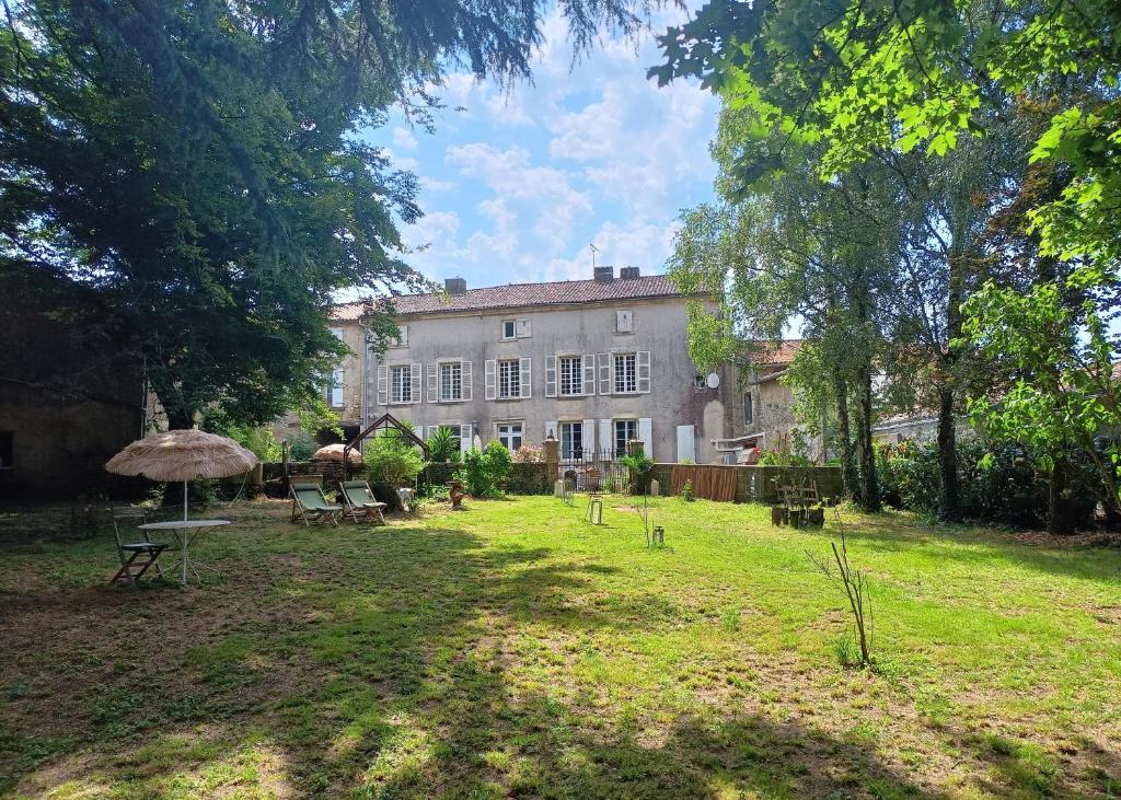 une grande maison avec une pelouse devant dans l'établissement Chez Célia Bed&Breakfast, à Champdeniers