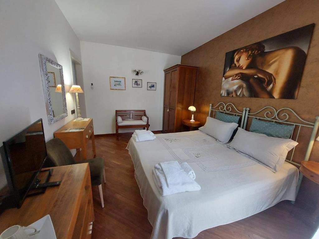A bed or beds in a room at B&B Il Grifone