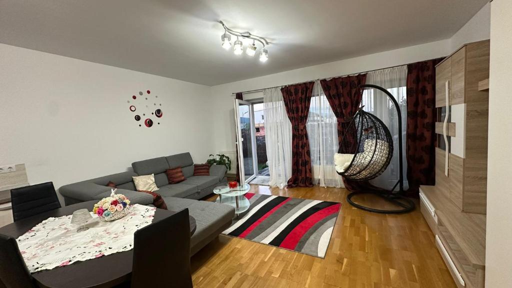 een woonkamer met een bank en een tafel bij VDK Apartament Swiss Village in Sibiu