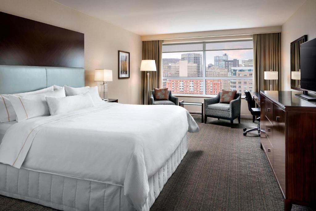 Postel nebo postele na pokoji v ubytování Le Westin Montreal
