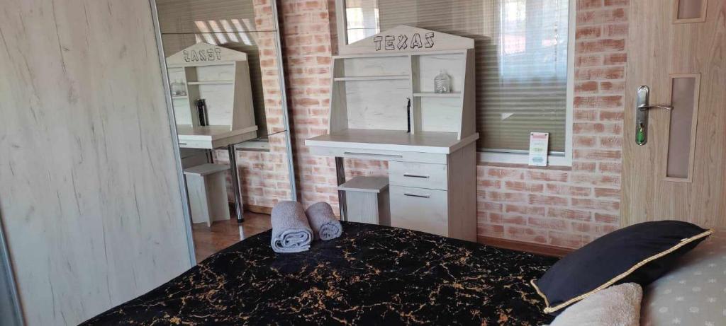 Pokój z sypialnią z toaletką i drzwiami w obiekcie Hostel Texas w mieście Suwałki