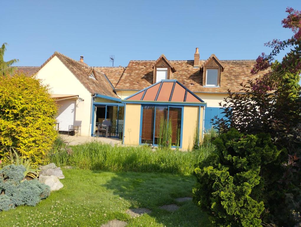 a house with a garden in front of it at Maison Familiale in Allonnes