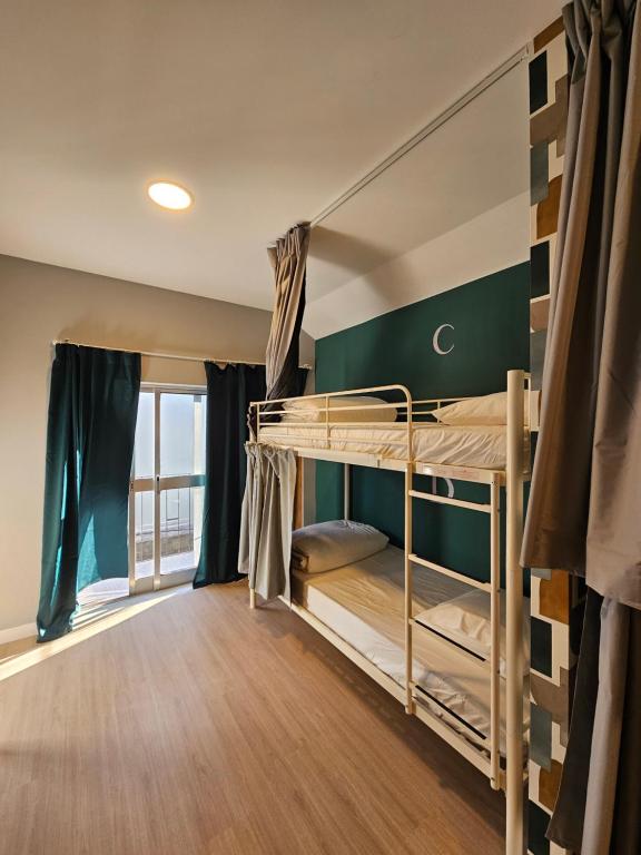Postel nebo postele na pokoji v ubytování Aerostay Hostel