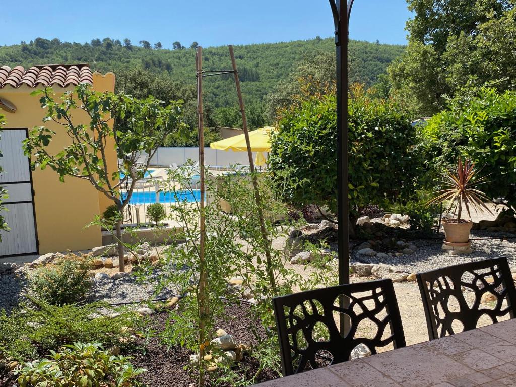 Bazén v ubytování Le Petit Paradis Provençal nebo v jeho okolí