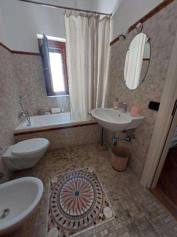 A bathroom at B&B Il Grifone