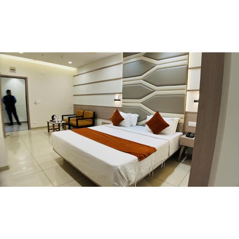 Postel nebo postele na pokoji v ubytování Hotel Ashray Inn Express