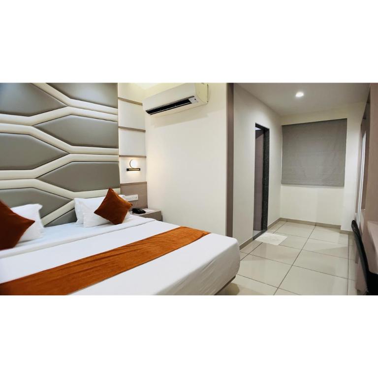 Postel nebo postele na pokoji v ubytování Hotel Ashray Inn Express